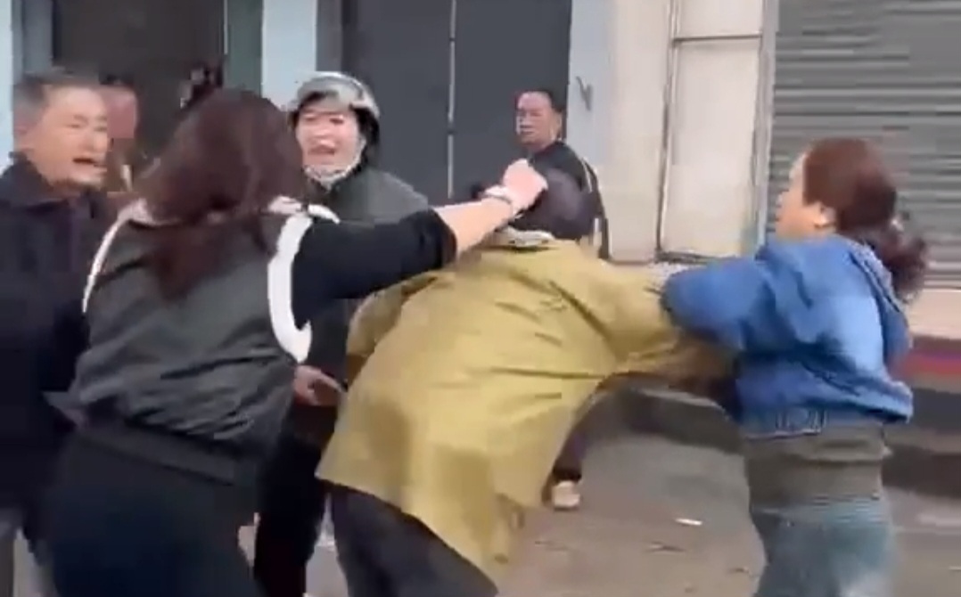 2 người phụ nữ xô xát với ông lão sau va chạm giao thông. Ảnh: Người dân cung cấp