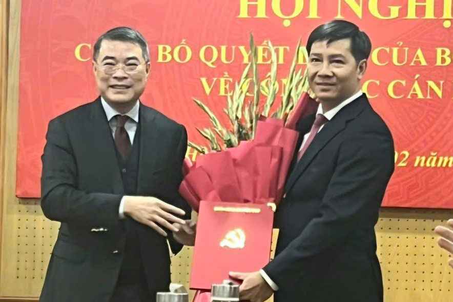 Mr. Le Minh Hung - Politburo member, Secretary of the Party Central Committee, Head of the Central Organization Committee (left) - presented the Politburo's decision to Mr. Nguyen Thanh Tam. Photo: To Tuan