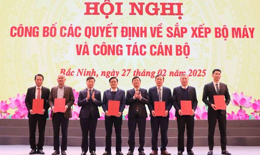Lãnh đạo tỉnh Bắc Ninh trao Quyết định cho các lãnh đạo Sở Xây dựng. Ảnh: Vân Trường