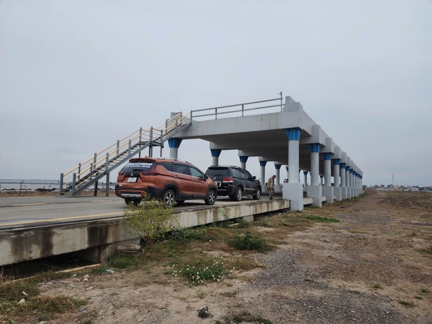 The abandoned Dam overpass on the piles at Lach Huyen Port, Hai Phong. Photo: B.Viet
