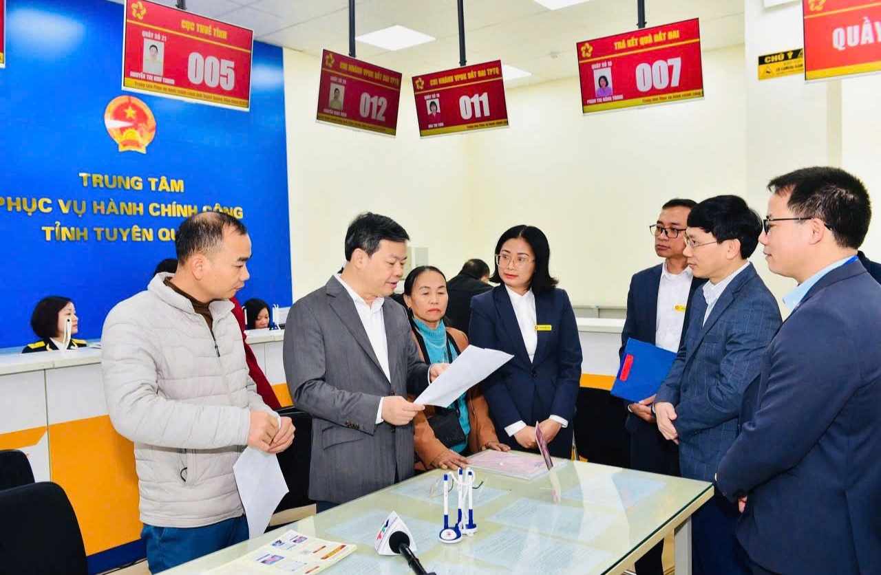 The Chairman of Tuyen Quang province issued a directive document after the merger. Photo: Pham Yen