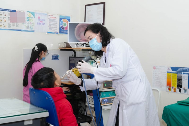 Associate Professor, Dr. Nguyen Thi Hoai An examines a child with a respiratory viral syncytium. Photo: Hai Pham