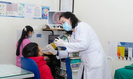PGS.TS Nguyễn Thị Hoài An thăm khám cho bệnh nhi mắc virus hợp bào hô hấp. Ảnh: Hải Phạm