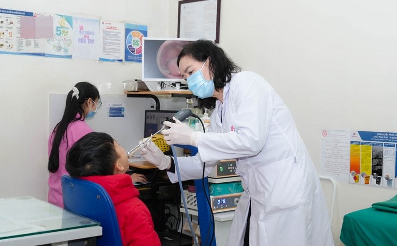 Associate Professor, Dr. Nguyen Thi Hoai An examines a child with a respiratory viral syncytium. Photo: Hai Pham