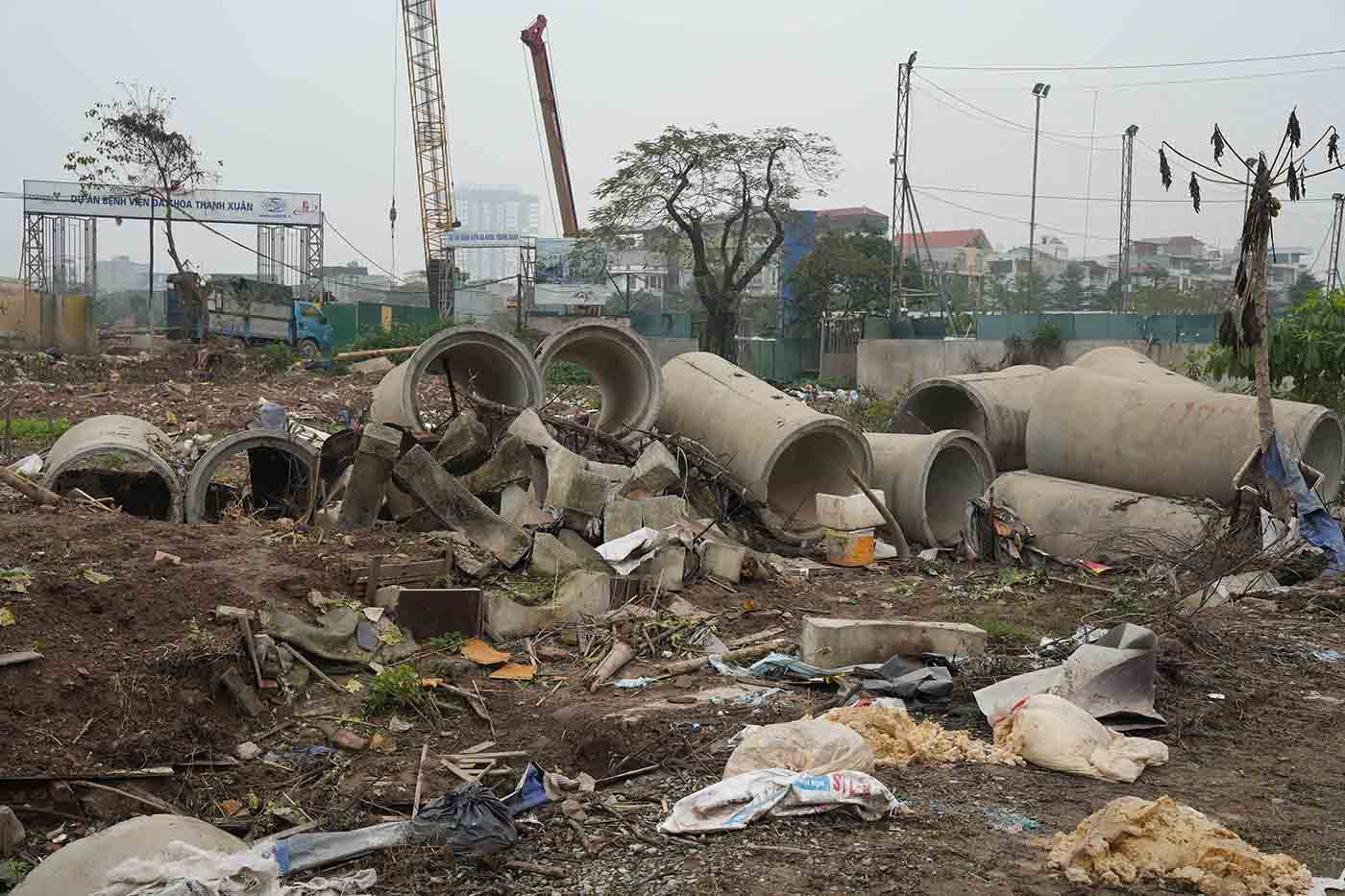 Khu vuc diem dau du an con ngon ngang vat lieu xay dung. Anh: Huu Chanh 