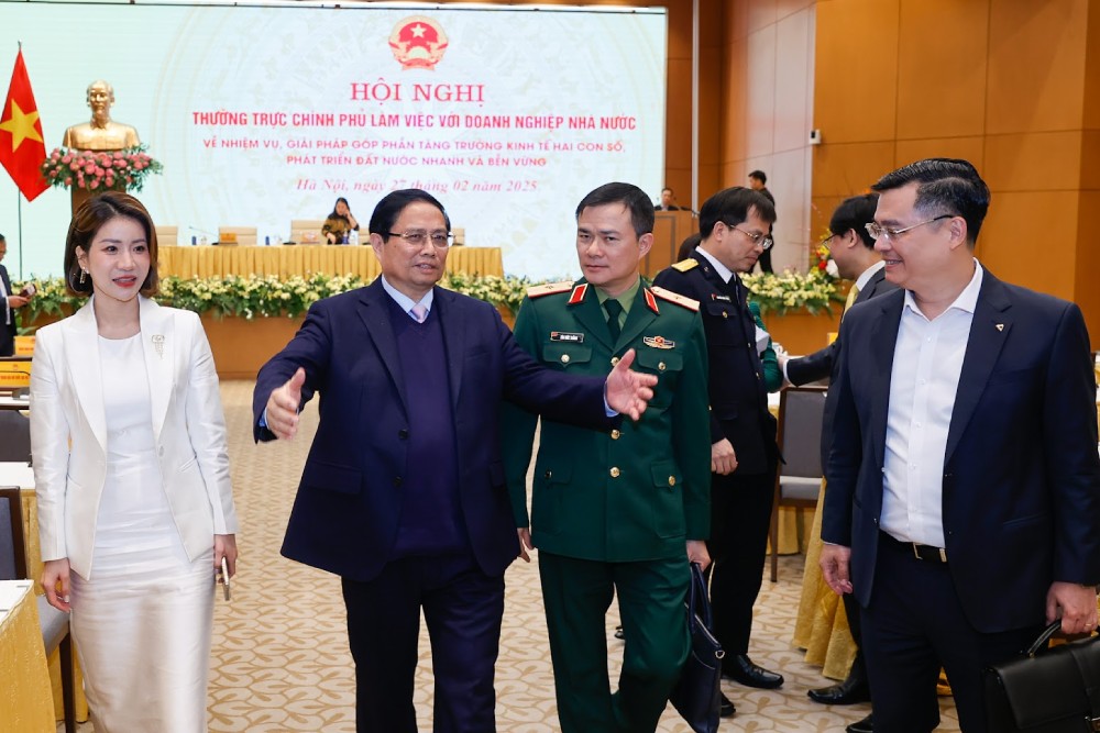 Politburo member and Prime Minister Pham Minh Chinh discussed with leaders of state-owned corporations and enterprises attending the conference. Photo: VGP/Nhat Bac