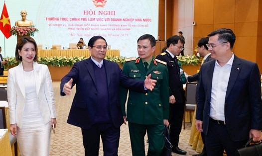 Ủy viên Bộ Chính trị, Thủ tướng Chính phủ Phạm Minh Chính trao đổi với lãnh đạo các tập đoàn, doanh nghiệp nhà nước tham dự hội nghị. Ảnh: VGP/Nhật Bắc