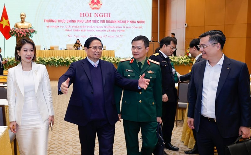 Politburo member and Prime Minister Pham Minh Chinh discussed with leaders of state-owned corporations and enterprises attending the conference. Photo: VGP/Nhat Bac