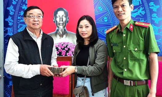 Công an phường An Hải Bắc, quận Sơn Trà, TP Đà Nẵng đã tổ chức trao trả lại số tiền 106 triệu đồng cho người bị mất. Ảnh: Công an phường An Hải Bắc