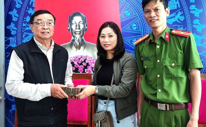 An Hai Bac Ward Police, Son Tra District, Da Nang City organized the return of 106 million VND to the missing person. Photo: An Hai Bac Ward Police