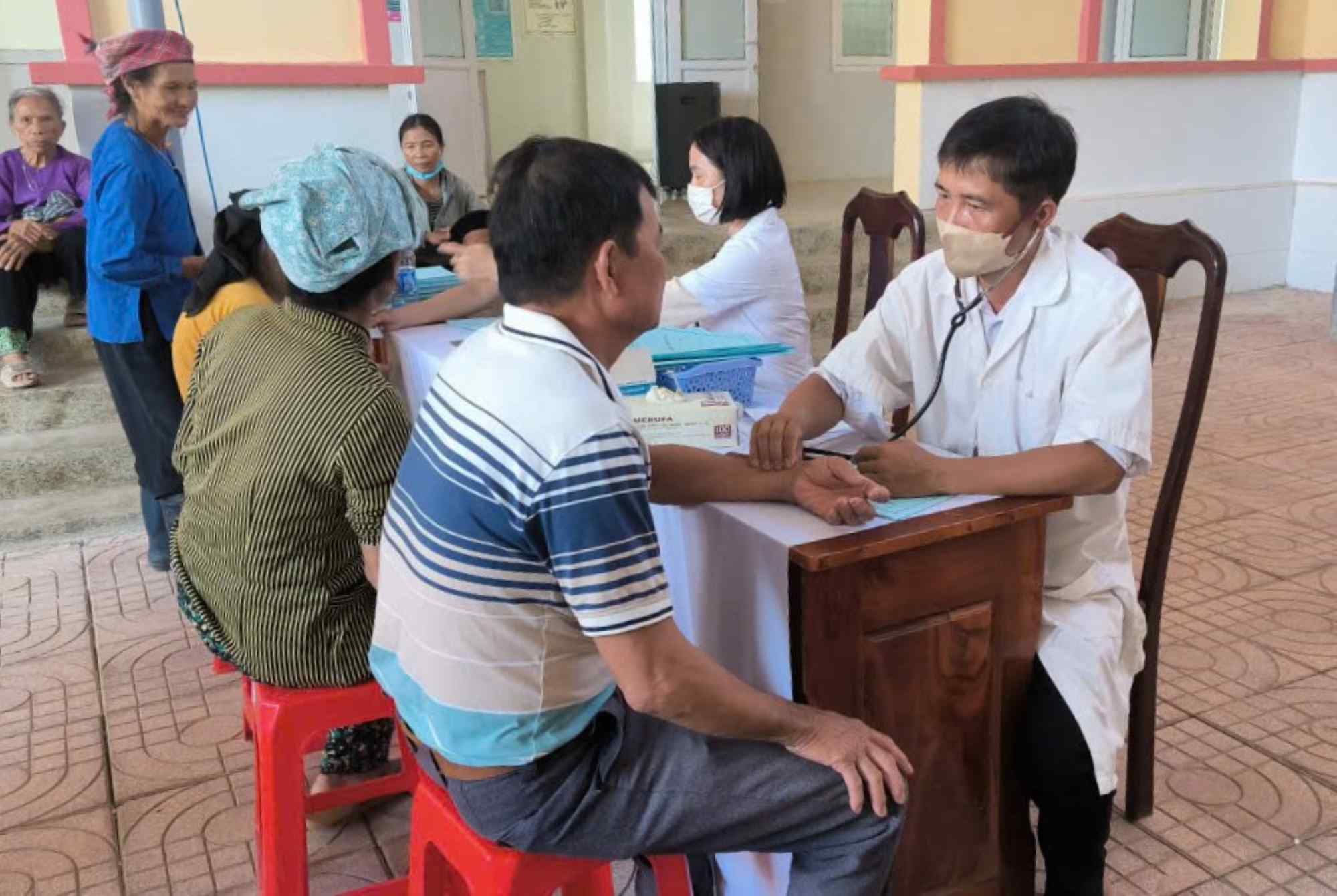La fuerza de salud de base en la provincia de Dak Lak se encarga de la salud de las minorias etnicas. Foto: Bao Trung