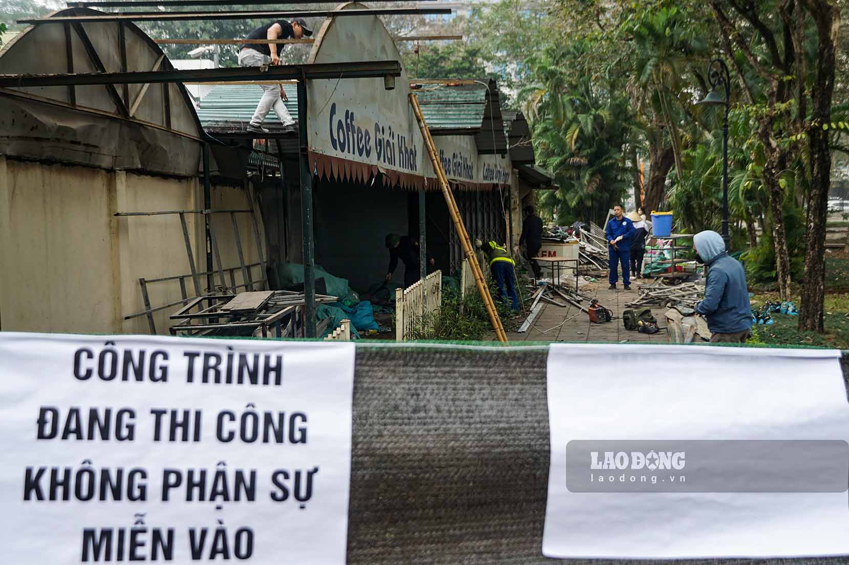 Ngay 27.2, theo ghi nhan cua Lao Dong, nhieu khu vuc trong cong vien duoc quay rao de cai tao, sua chua.