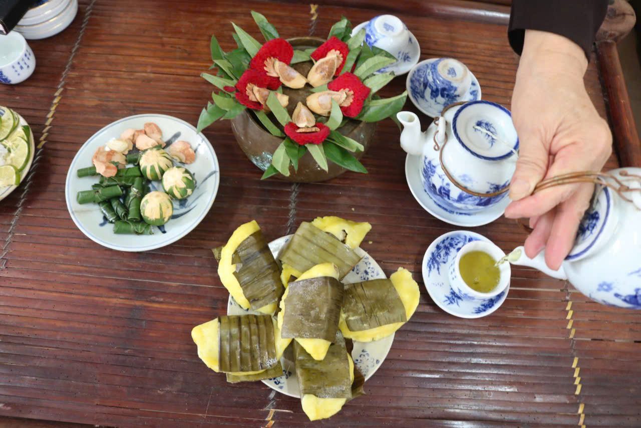Areca flower cake with beautiful golden color, the occasional aroma of the Hoai Trung Quan Ho family. Photo: Character provided