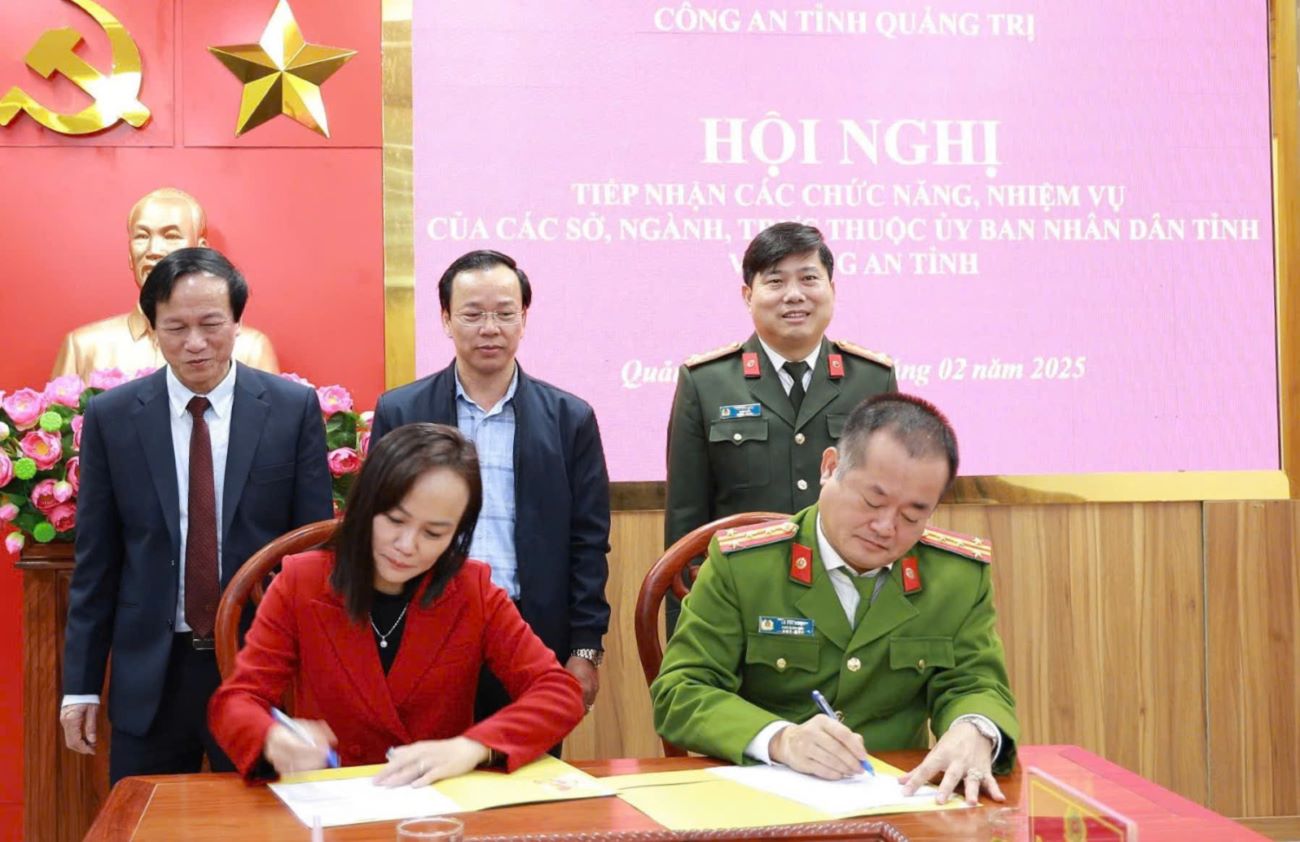 Quang Tri Provincial Police signed a document receiving the task of drug rehabilitation and post-drug rehabilitation management from the Department of Labor - Invalids and Social Affairs. Photo: Quang Tri Police