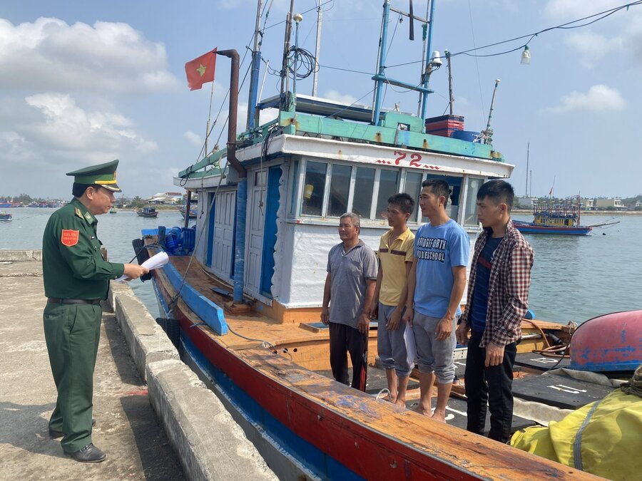 Quang Ngai Border Guard strengthens propaganda to help fishermen grasp and comply with legal regulations, ending the situation of Quang Ngai fishing vessels illegally exploiting seafood in foreign waters. Photo: Vien Nguyen.