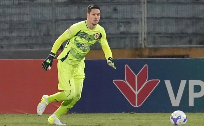 Nguyen Filip was not allowed to compete in round 15 of V.League 2024-2025 because he had received 3 yellow cards. Photo: CAHN FC
