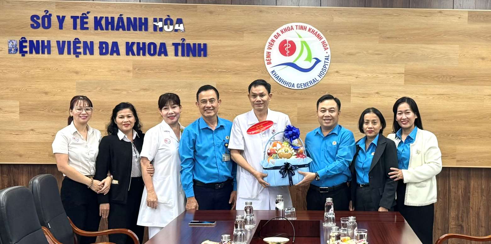Mr. Nguyen Duc Tri - Vice Chairman of Khanh Hoa Provincial Federation of Labor congratulated the doctors and nurses of Khanh Hoa General Hospital on the 70th anniversary of Vietnamese Doctors' Day. Photo: Minh Nguyet