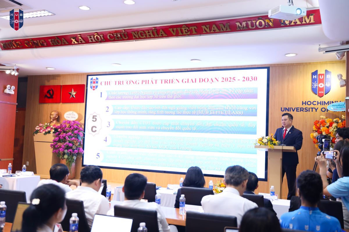 Associate Professor, Dr. Nguyen Duc Trung - Principal of Ho Chi Minh City Banking University spoke at the ceremony. Photo: HUB