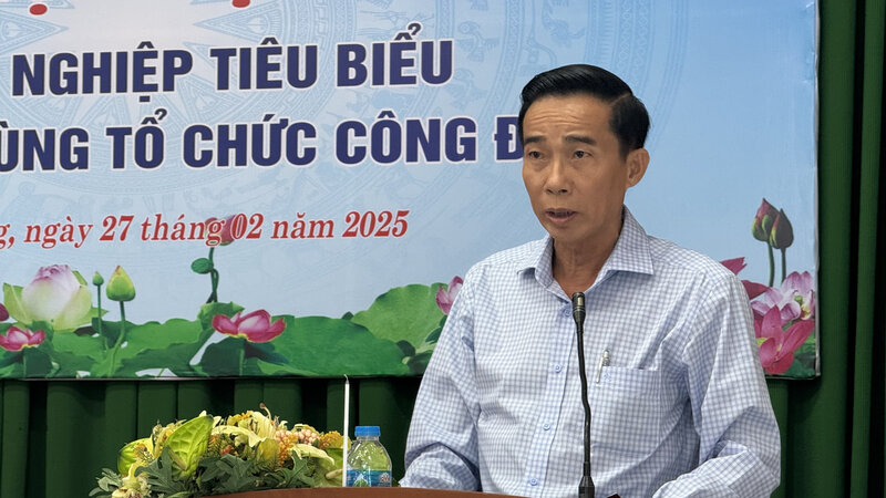 Chairman of Vinh Long Labor Federation spoke at the meeting of typical enterprises. Photo: Hoang Loc