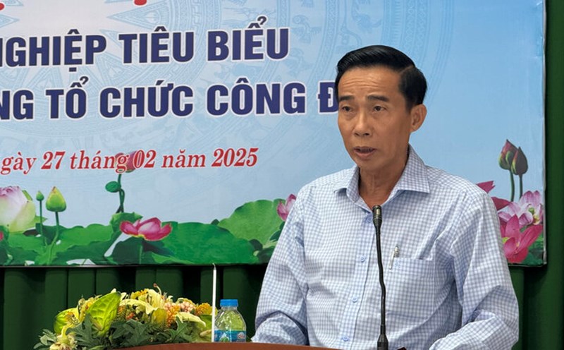 Chairman of Vinh Long Labor Federation spoke at the meeting of typical enterprises. Photo: Hoang Loc