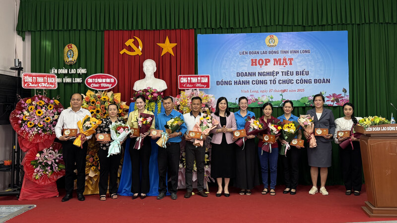 Tai buoi hop mat nhieu doanh nghiep tieu bieu dong hanh cung to chuc cong doan duoc tang hoa, qua luu niem. Anh: Hoang Loc