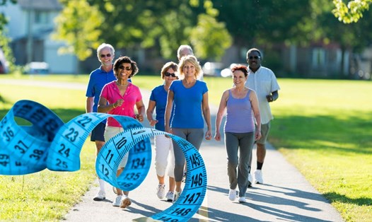 Đi bộ giúp giảm mỡ bụng.