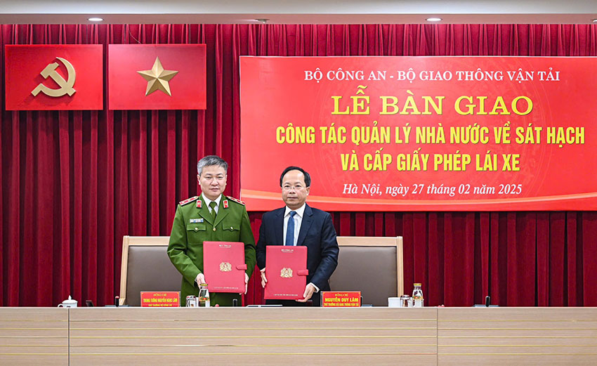 Handover meeting between the Ministry of Public Security and the Ministry of Transport. Photo: D. Hieu