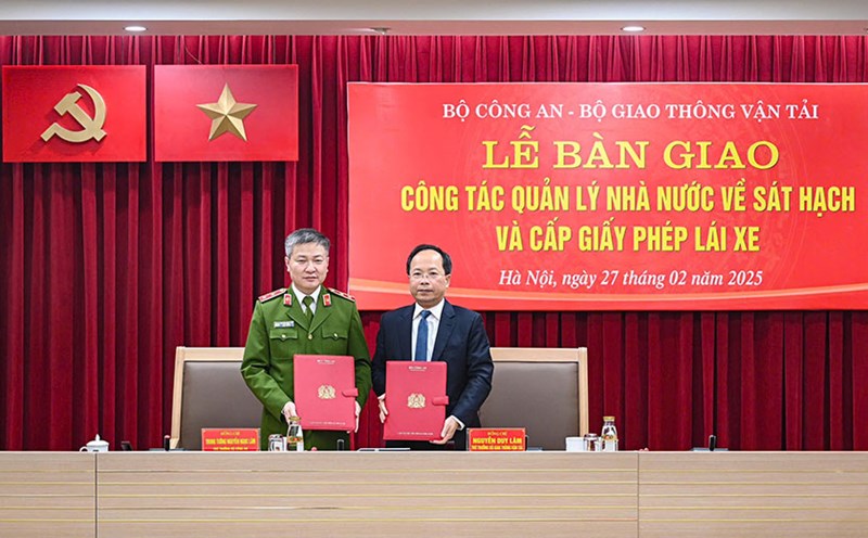 Handover meeting between the Ministry of Public Security and the Ministry of Transport. Photo: D. Hieu