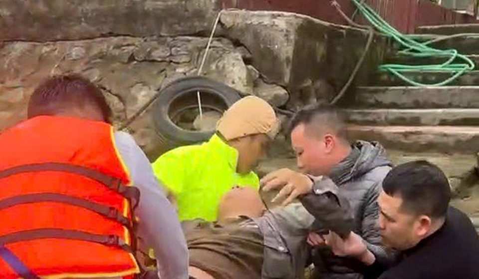 Hai Phong Traffic Police force rescued a young man who jumped from Binh bridge. Photo: Hai Phong Police