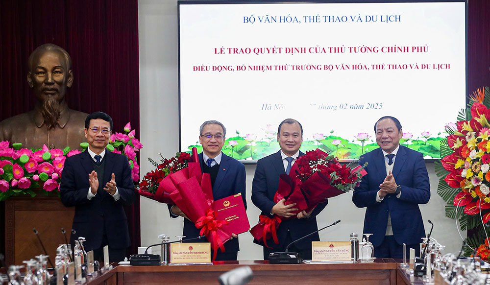 Authorized by the Prime Minister, Minister Nguyen Van Hung presented the decision to appoint Deputy Minister of Culture, Sports and Tourism to Mr. Le Hai Binh and Mr. Phan Tam. Photo: Ministry of Culture, Sports and Tourism