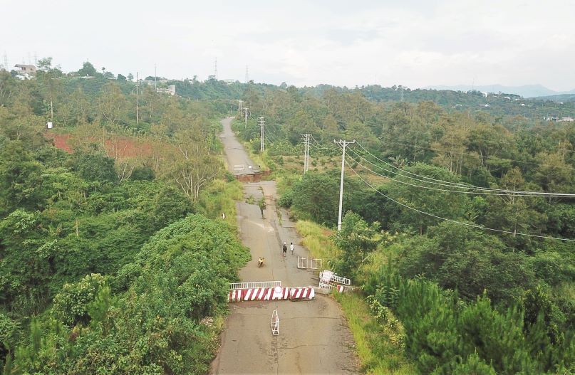 The Ministry of Transport requested the People's Committee of Lam Dong province to assess the cause of the landslide at the bypass. Photo: Bao Lam