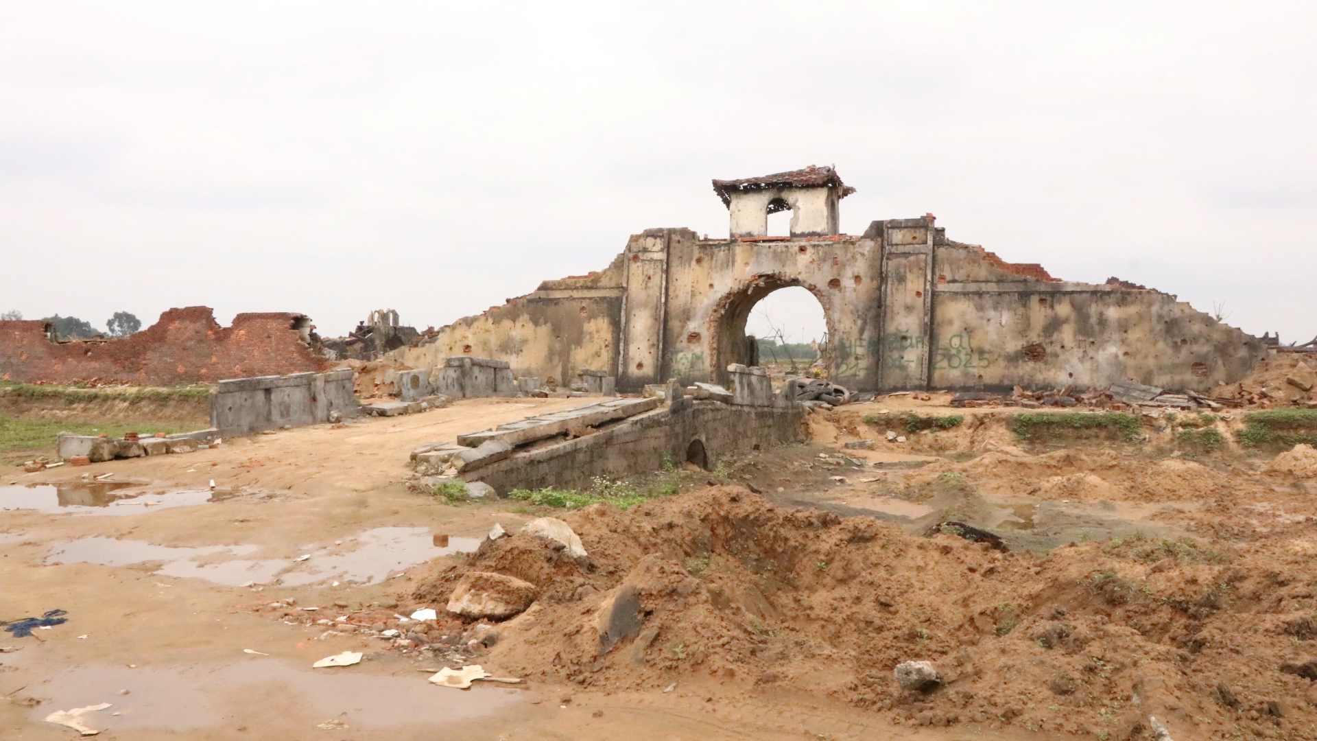 The "Red Rain" film set was built on a large area of agricultural land. Photo: Vinh Thong
