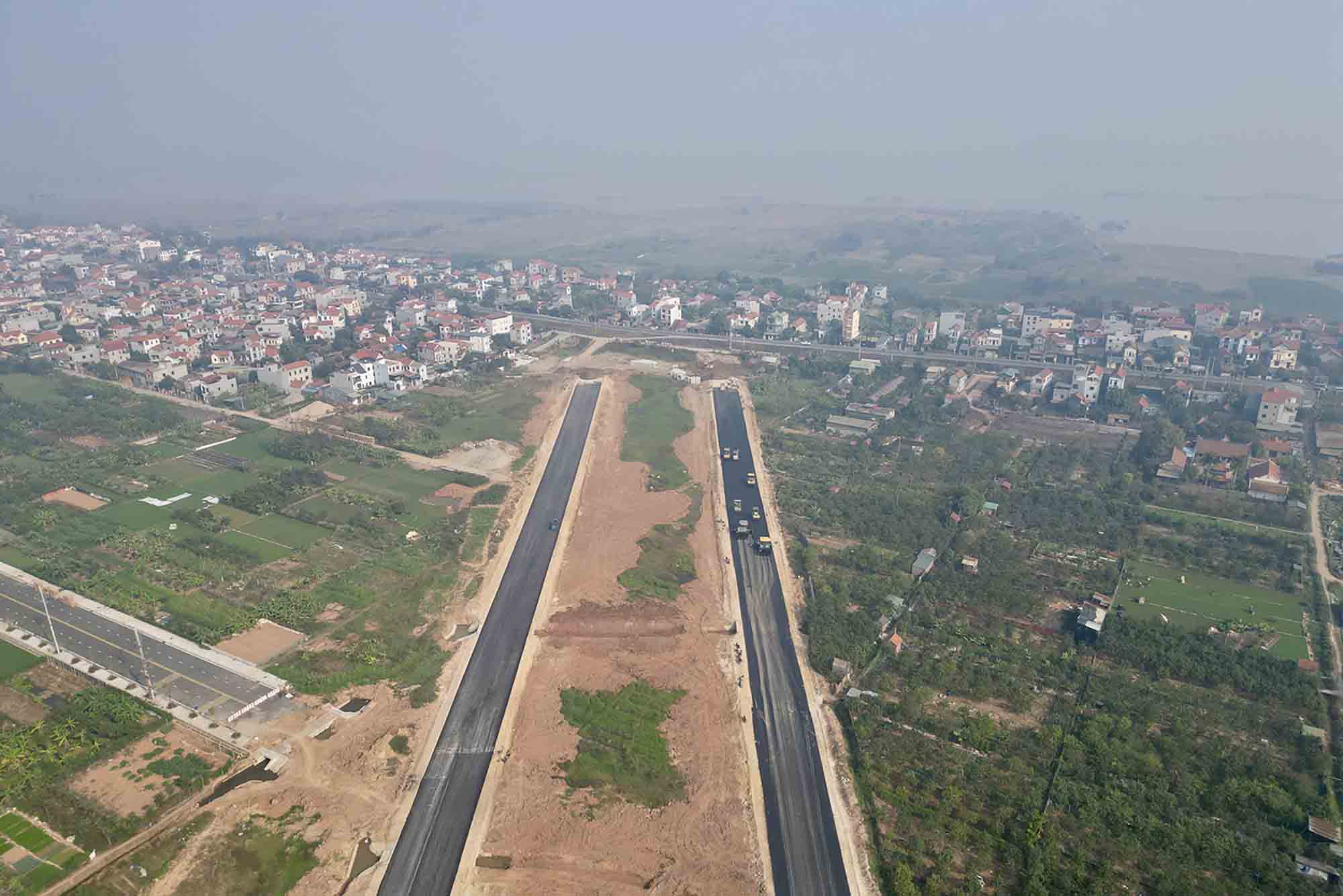 The parallel road of Ring Road 4 (Hanoi) is gradually taking shape. Photo: Huu Chanh