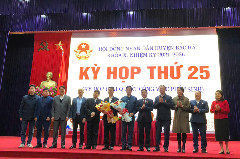 The leaders of Bac Ha district presented flowers to congratulate Mr. Tran Xuan Thao and Tran Hoang Tuan (6th from left). Photo: Dinh Dai