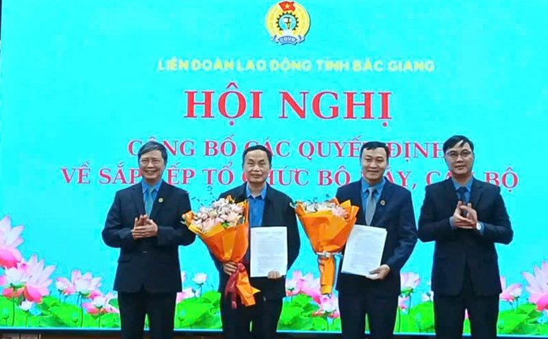 Chairman of the Bac Giang Provincial Federation of Labor Nguyen Van Canh (far left) and Permanent Vice Chairman of the Bac Giang Provincial Federation of Labor Nguyen Manh Hung presented decisions on personnel work. Photo: N.N. Hang