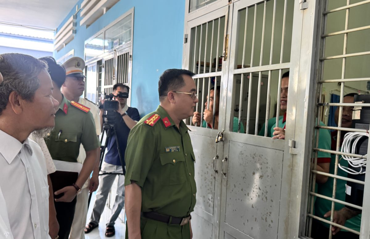 Tham, dong vien hoc vien cai nghien ma tuy tai co so. Anh: Duy Tuan 