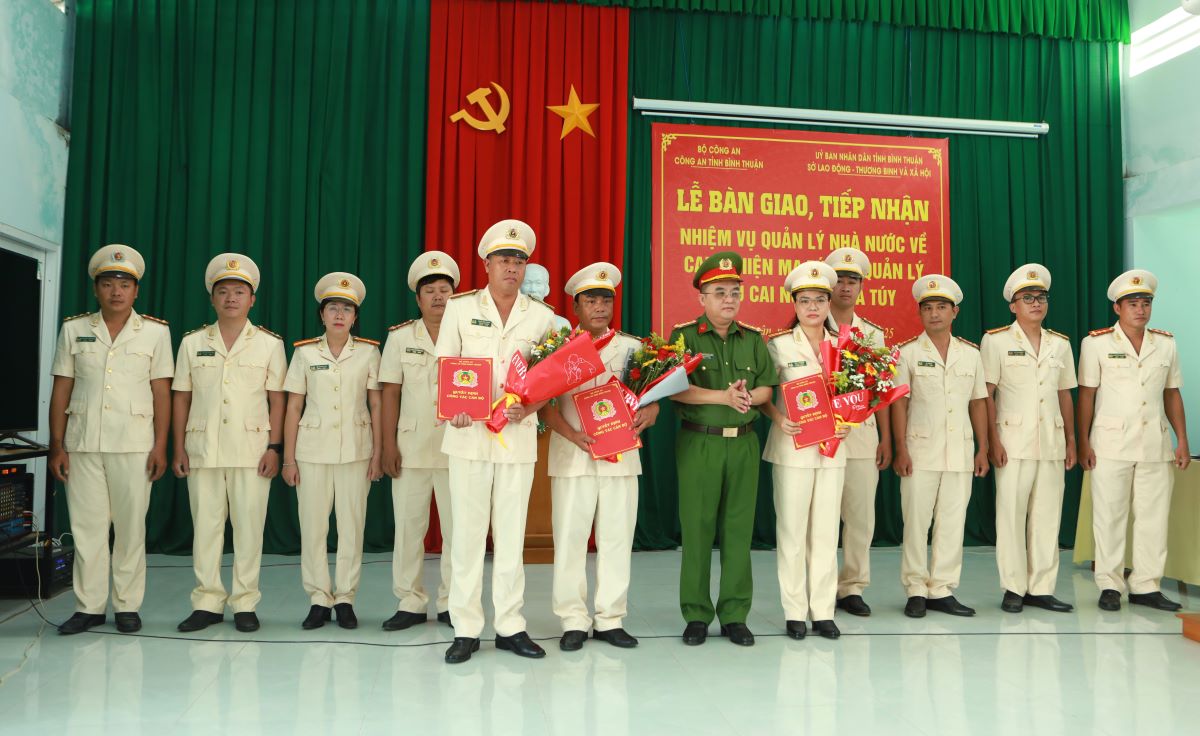 Cac can bo, chien si cong an tinh Binh Thuan nhan nhiem vu tai co so cai nghien ma tuy. Anh: Duy Tuan 