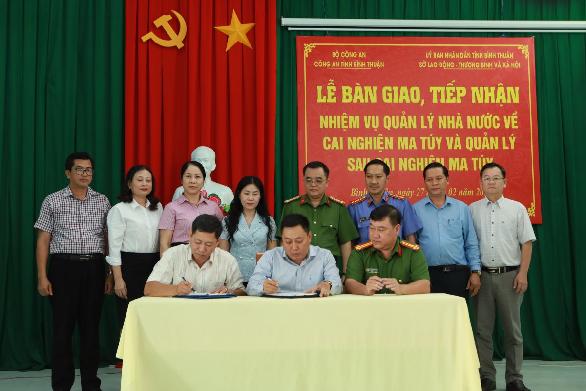 Ki ket ban giao chuc nang quan ly nha nuoc ve cai nghien ma tuy va quan ly sau cai sang cong an tinh Binh Thuan. Anh: Duy Tuan 