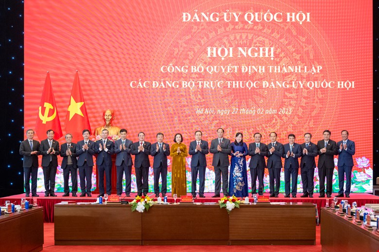 Chu tich Quoc hoi Tran Thanh Man va cac Pho Chu tich Quoc hoi voi Bi thu cua 11 Dang bo truc thuoc. Anh: Quochoi.vn