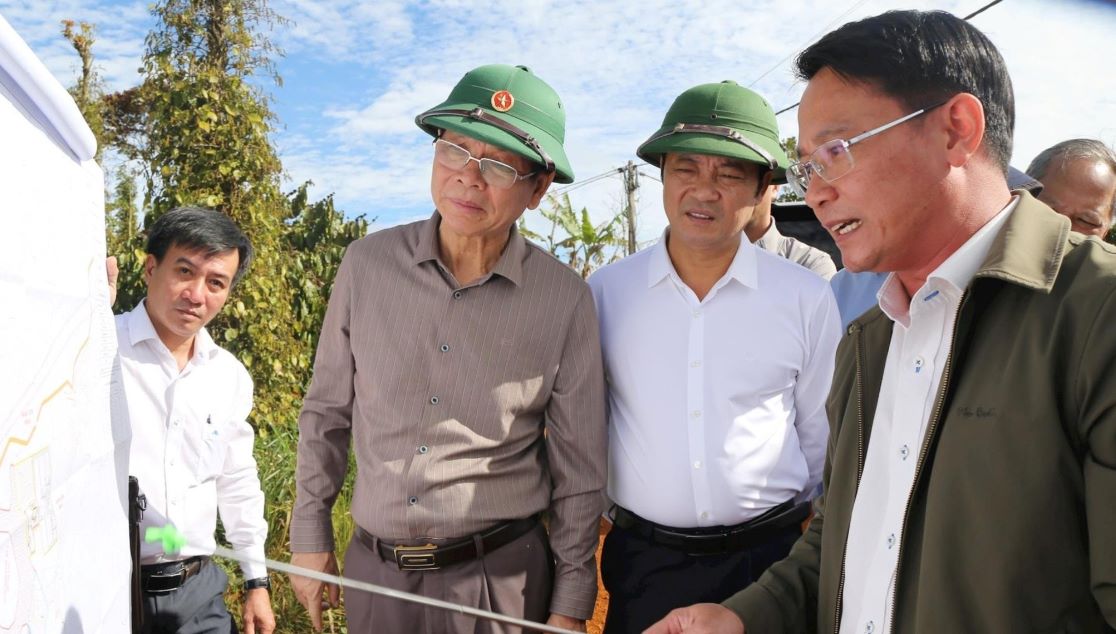 Provincial Party Secretary, Head of the National Assembly Delegation of Dak Nong Province (left cover, hat), surveyed the site where the Alumina Factory was built. Photo: Nguyen Luong
