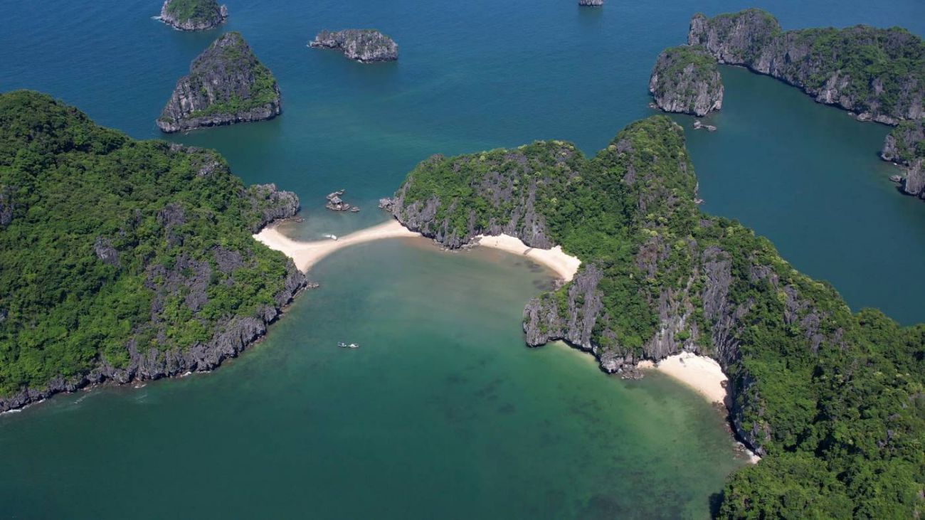 Ha Long Bay Management Board has surveyed to propose opening Cat Oan Beach (in the photo) in the middle of Ha Long Bay to serve the world's billionaire customers. Photo: Nguyen Hung