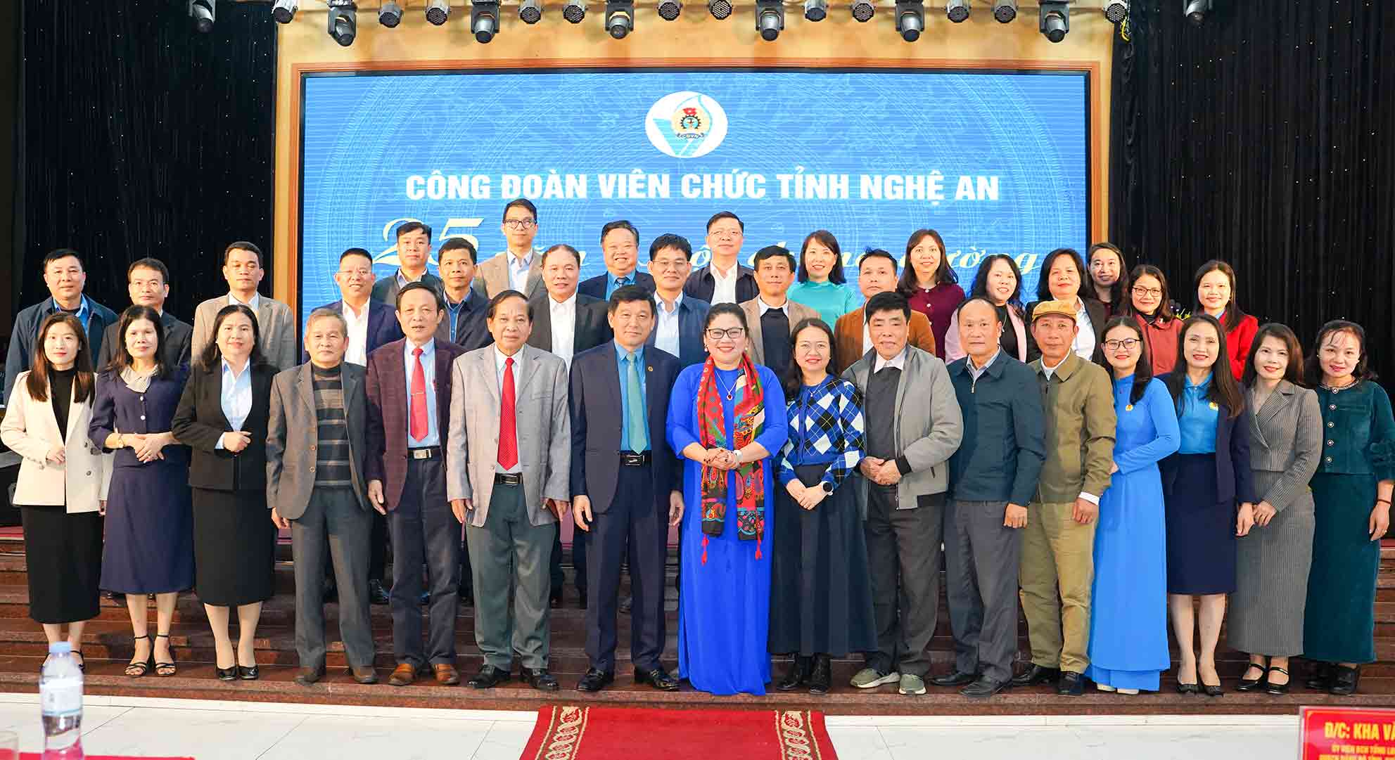Delegates took souvenir photos at the meeting to celebrate the 25th anniversary of the establishment of Nghe An Provincial Civil Servants' Union. Photo: Duy Chuong