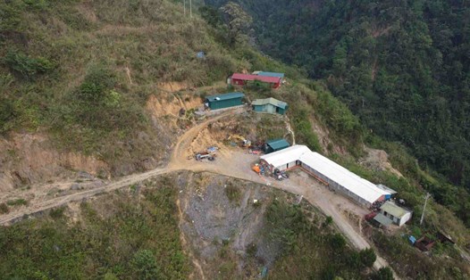 Nhiều hạng mục nhà xưởng tại khu vực Sa Phìn vẫn chưa được tháo dỡ, tiềm ẩn nguy cơ bùng phát “vàng tặc”. Ảnh: Bảo Nguyên