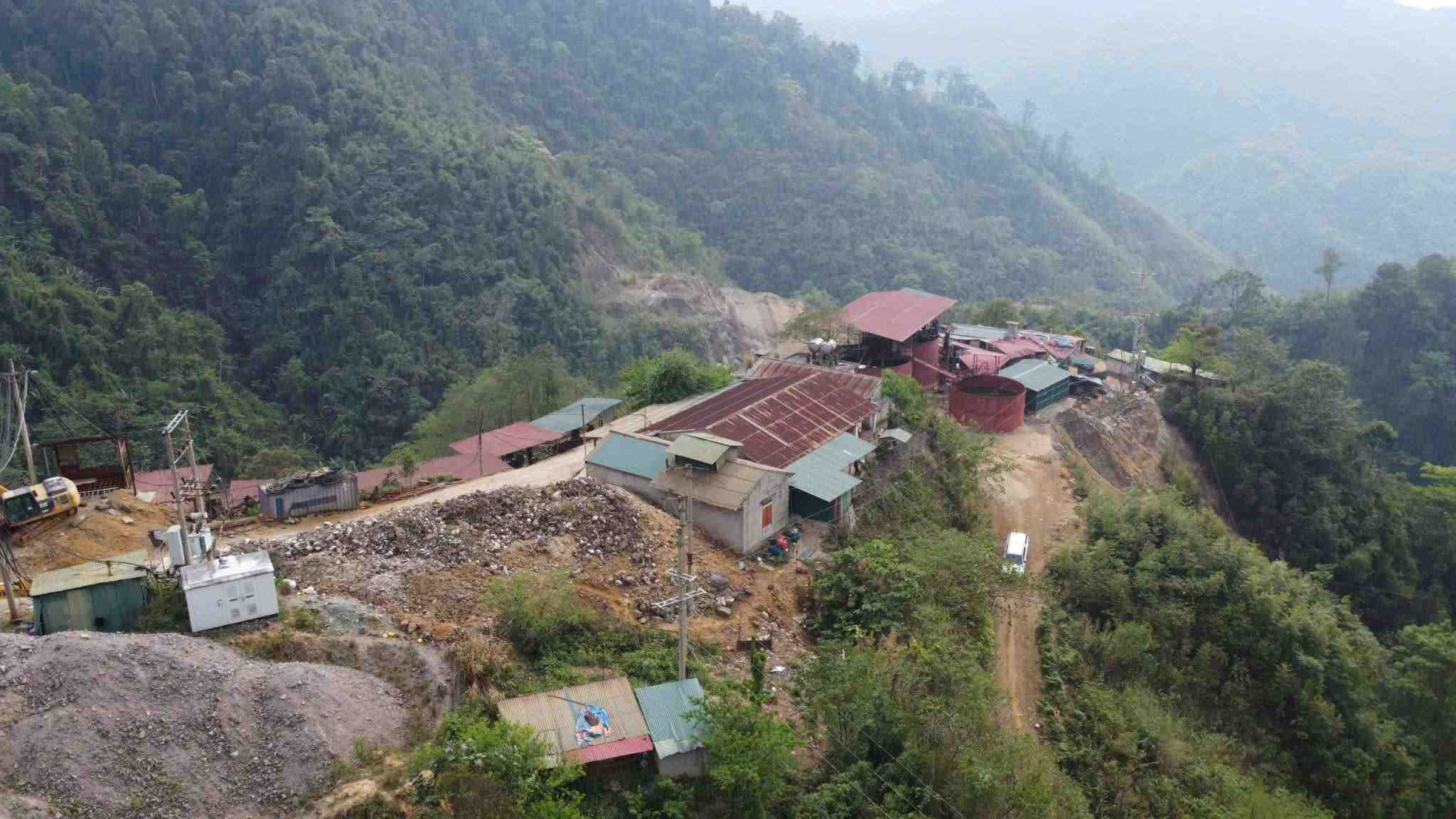 Nhiều hạng mục nhà xưởng tại khu vực Sa Phìn vẫn chưa được tháo dỡ, tiềm ẩn nguy cơ bùng phát “vàng tặc”. Ảnh: Bảo Nguyên