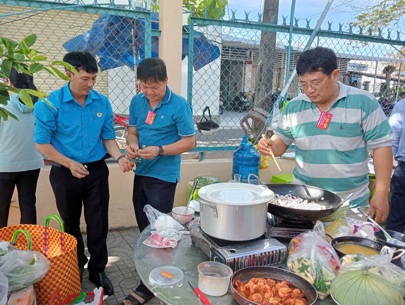 The Cang Long District Labor Federation organized a men's kitchen competition. Photo: Cang Long District Labor Federation