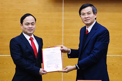 Mr. Doan Minh Huan - Secretary of the Ninh Binh Provincial Party Committee (right) presented the Decision on transfer and appointment to Mr. Nguyen Quoc Toan to hold the position of Chief of the Office of the Ninh Binh Provincial Party Committee. Photo: Nguyen Truong