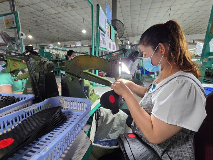 Female workers at Phong Thai Rubber Company Limited receive more benefits from the recommendations and negotiations of the Trade Union with the enterprise. Photo: Duong Binh