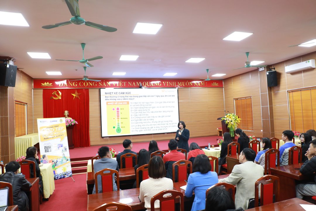 Workshop on implementing a program to train active parenting skills. Photo: N.N. Hang