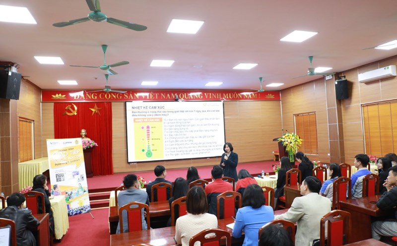Workshop on implementing a program to train active parenting skills. Photo: N.N. Hang