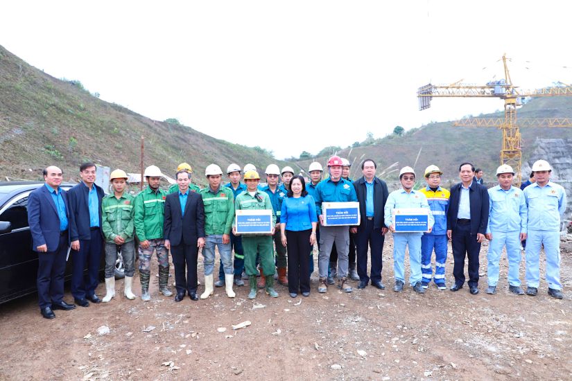 Permanent Vice President of the Vietnam General Confederation of Labor Thai Thu Xuong visited and encouraged officers and workers at the Hoa Binh Hydropower Plant expansion site. Photo: Khanh Linh